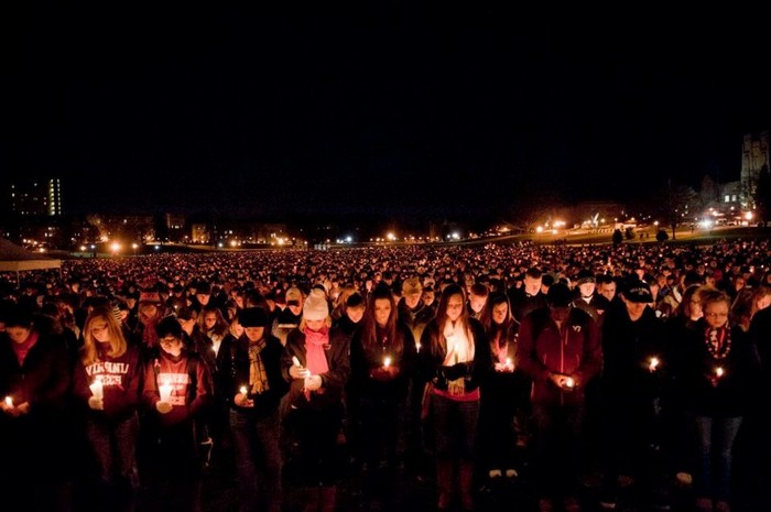 Thousands gather to mourn after the Virginia Tech shooting [2007] 